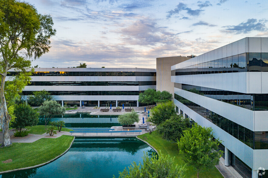 2111 E Highland Ave, Phoenix, AZ for lease - Primary Photo - Image 1 of 14