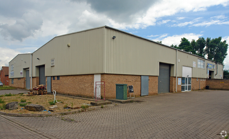 5-12 Station Appr, Oakham for lease - Primary Photo - Image 1 of 3