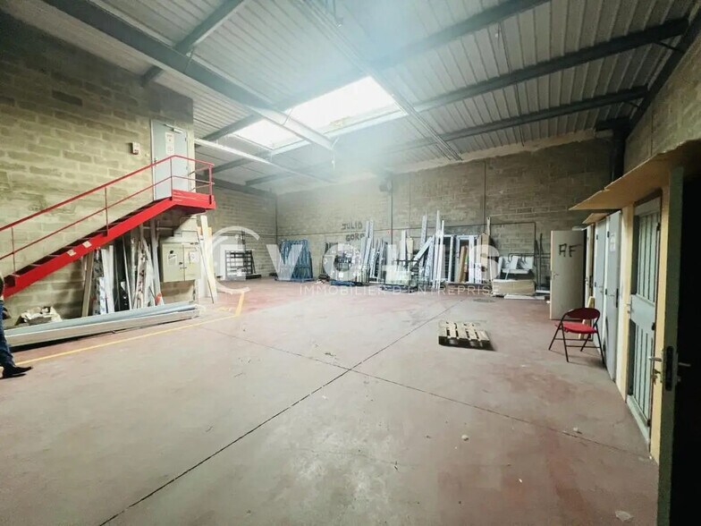 Flex in Noisiel for lease - Interior Photo - Image 2 of 7