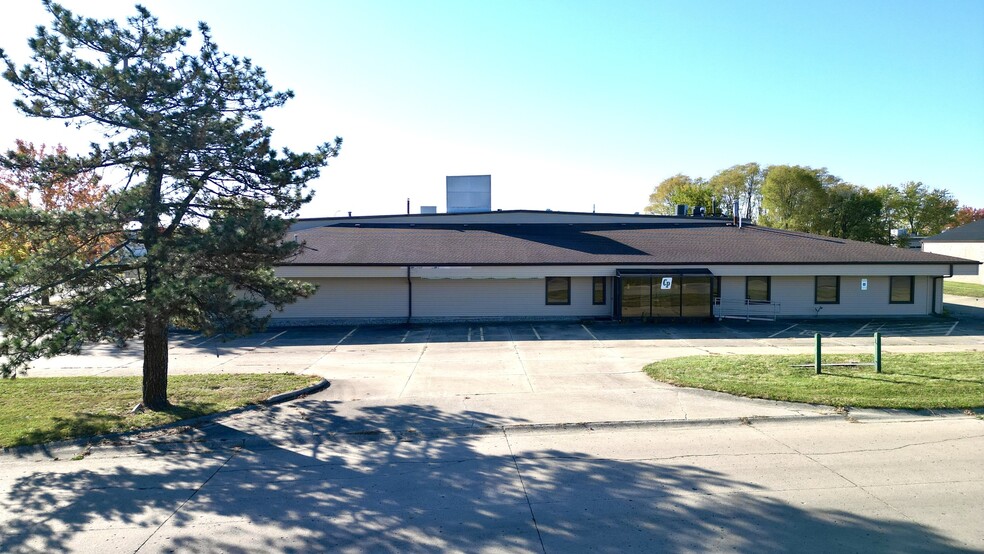 2881 E Parkway Dr, Decatur, IL for sale - Building Photo - Image 2 of 15