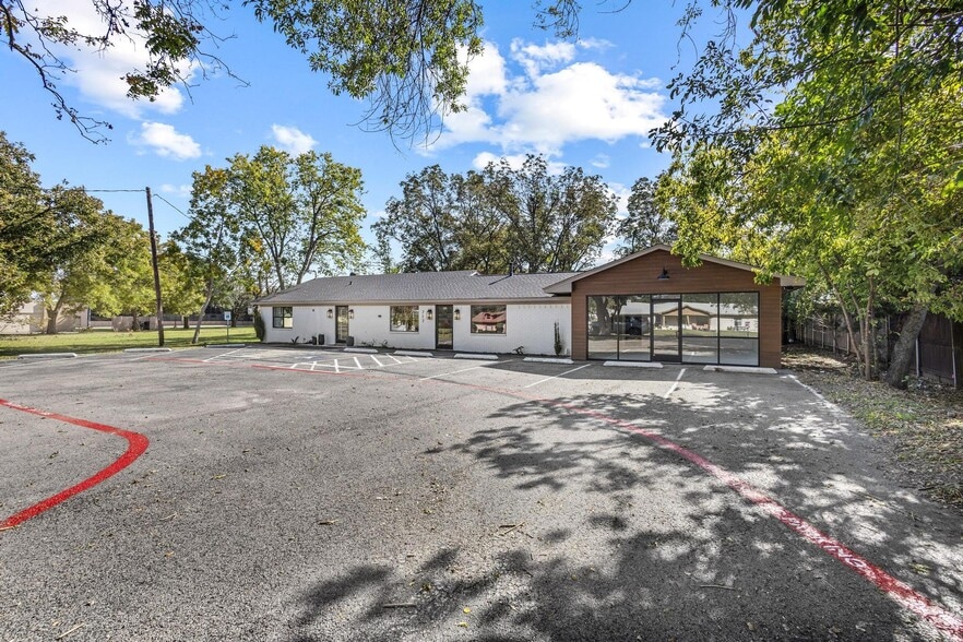 717 E Liberty St, Pilot Point, TX for lease - Building Photo - Image 1 of 23