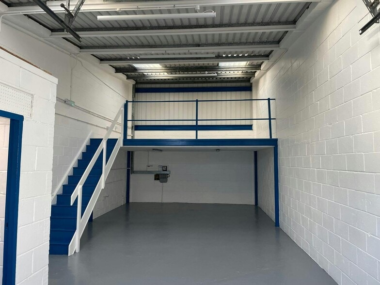 297 Ilderton Rd, London for lease - Building Photo - Image 2 of 10