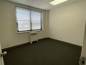 110 E Schiller St, Elmhurst, IL for lease Interior Photo- Image 1 of 2