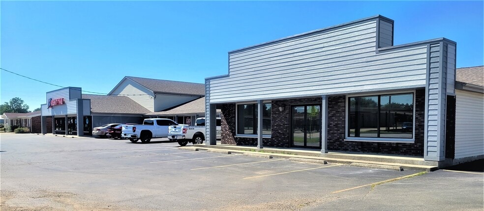 906 W Springfield Rd, Taylorville, IL for lease - Building Photo - Image 2 of 15