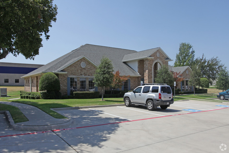 5750 Stratum Dr, Fort Worth, TX for lease - Primary Photo - Image 1 of 17