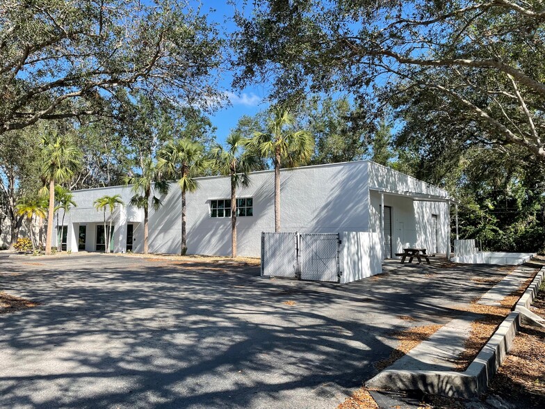 1501 Rail Head Blvd, Naples, FL for lease - Building Photo - Image 1 of 10