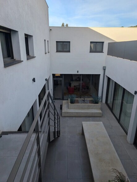 Office in Châteauneuf-le-Rouge for sale - Building Photo - Image 1 of 5