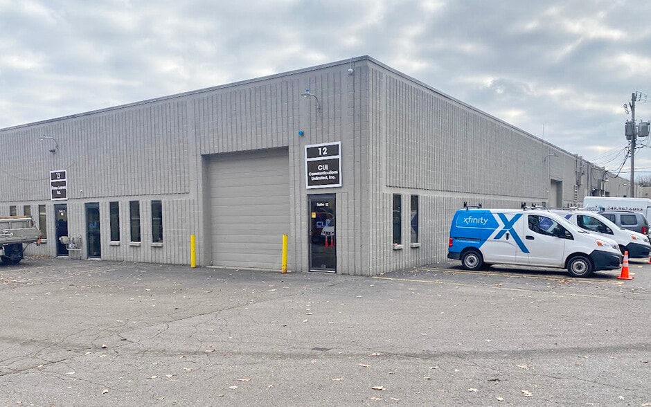 21421 Hilltop St, Southfield, MI for lease - Building Photo - Image 1 of 2
