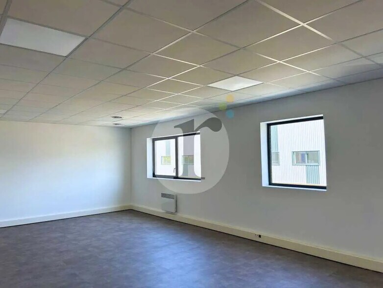 Flex in Wattrelos for lease - Interior Photo - Image 3 of 5