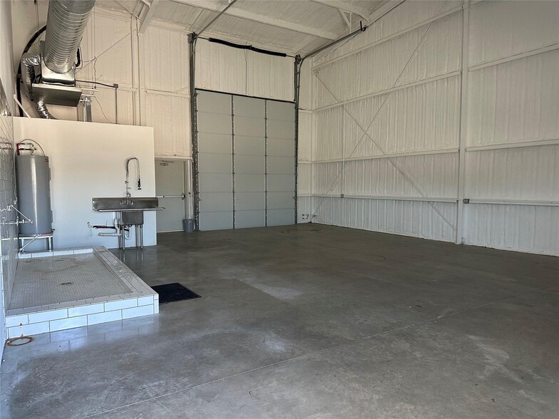 2105 FM 920, Weatherford, TX for lease - Interior Photo - Image 2 of 4