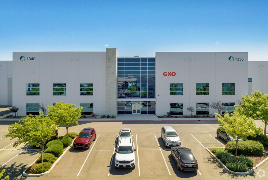 1336-1340 DuPont Ct, Manteca, CA for sale - Primary Photo - Image 1 of 1