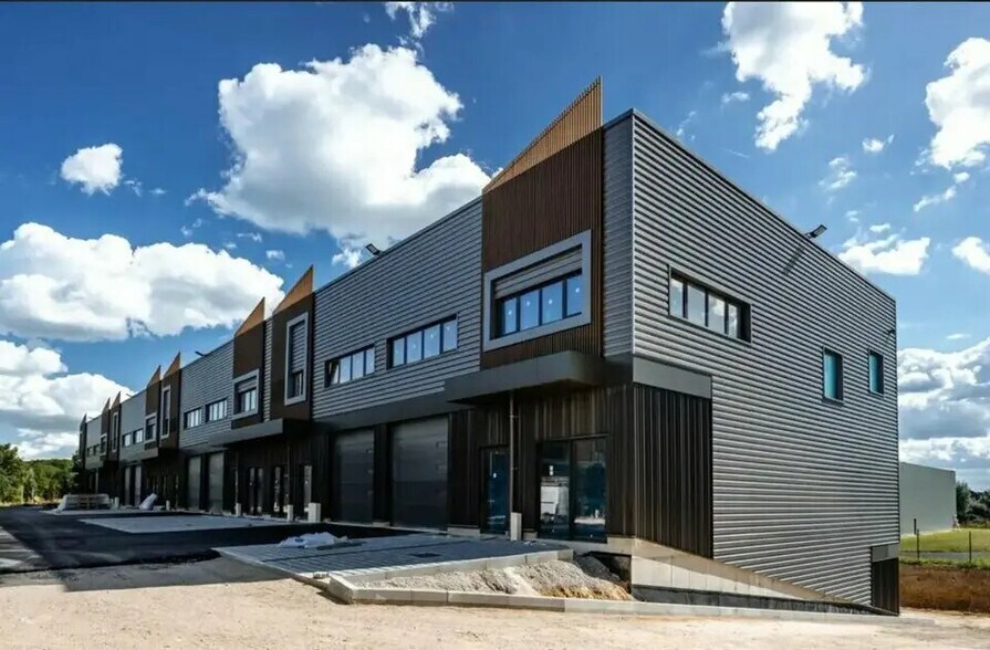 Flex in Courtry for sale - Building Photo - Image 1 of 4