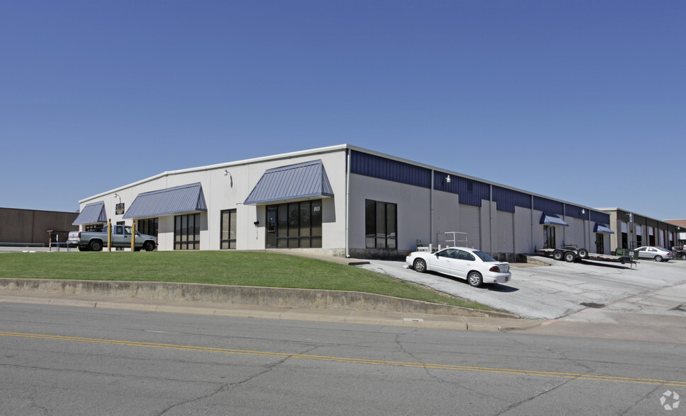 805 Secretary Dr, Arlington, TX for lease - Building Photo - Image 3 of 4