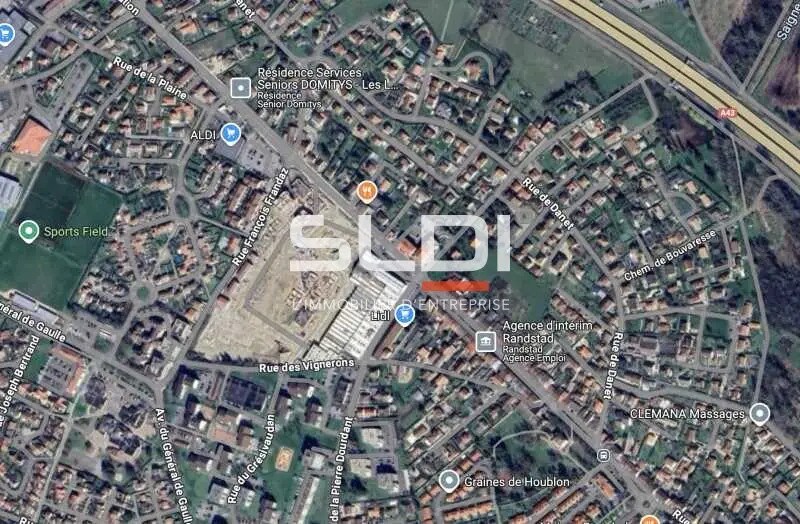 Retail in La Verpillière for lease - Building Photo - Image 2 of 3