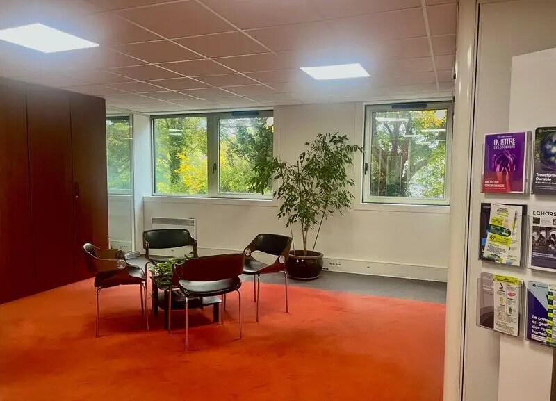 Office in Rouen for lease - Building Photo - Image 3 of 11