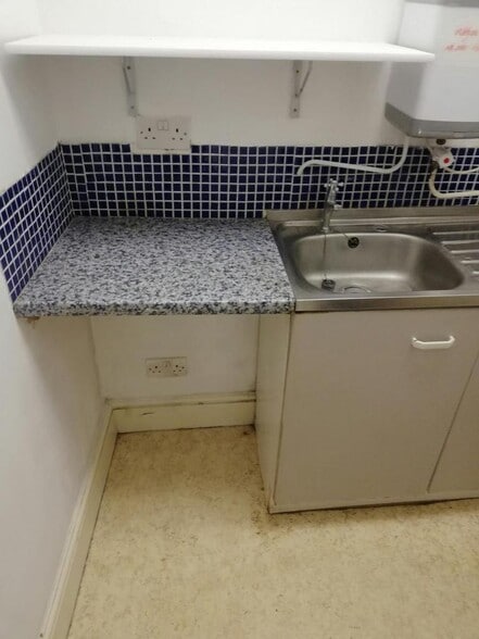 15 High St, Godalming for lease - Interior Photo - Image 3 of 4