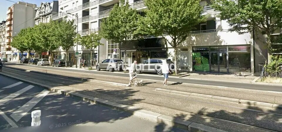 Retail in Reims for lease - Building Photo - Image 2 of 4