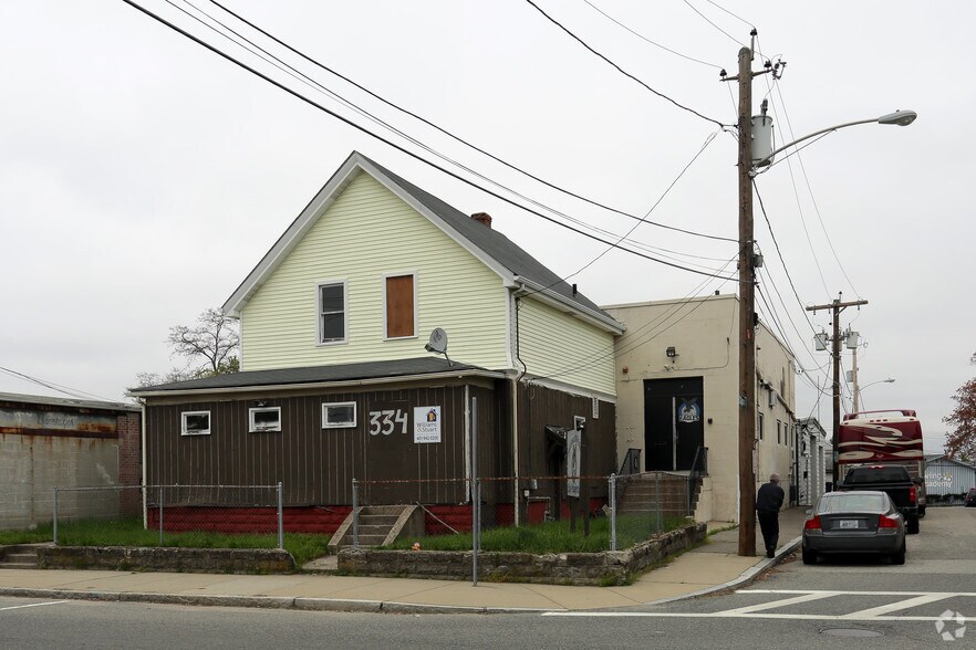 334 Waterman Ave, East Providence, RI for sale - Primary Photo - Image 1 of 1