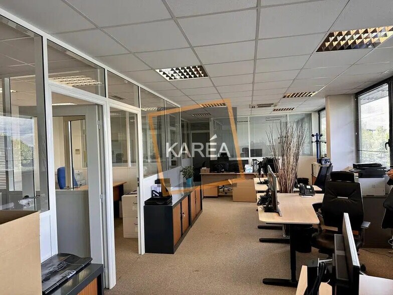 Flex in Montévrain for lease - Interior Photo - Image 2 of 5