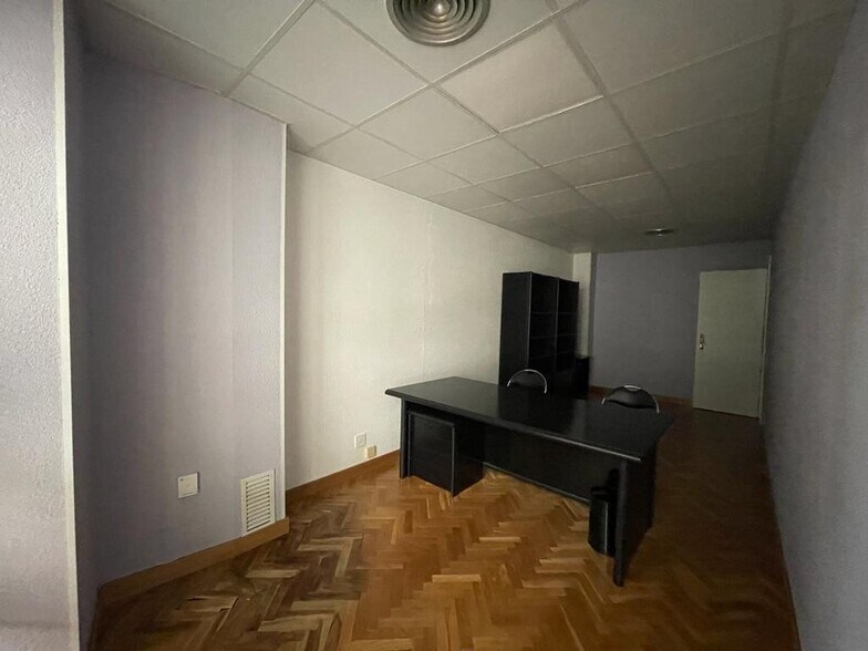 Office in Ponferrada, León for lease - Building Photo - Image 3 of 7