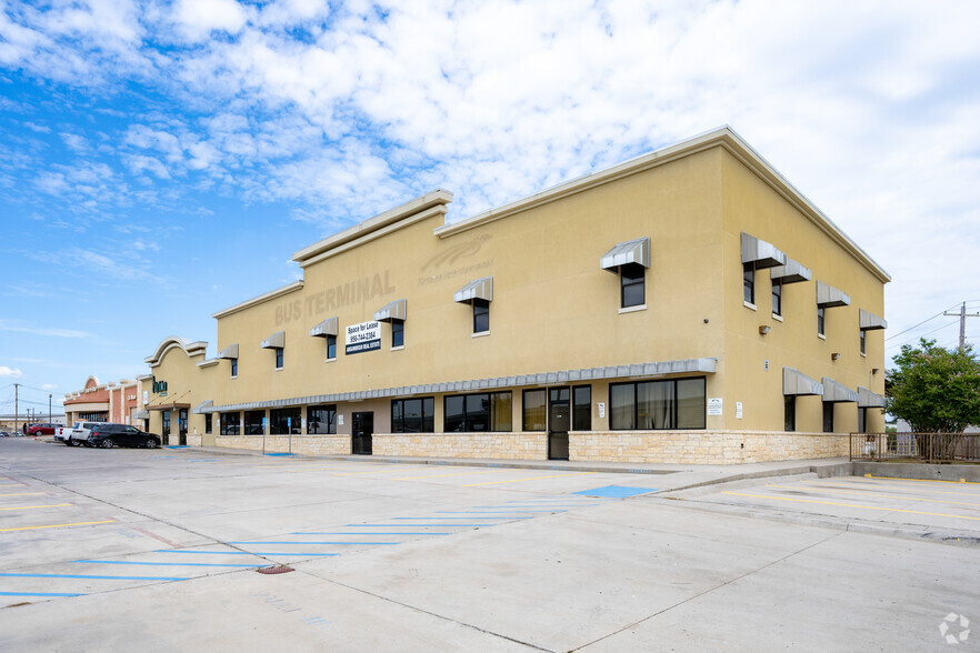 8915 San Dario Ave, Laredo, TX for lease - Building Photo - Image 1 of 23