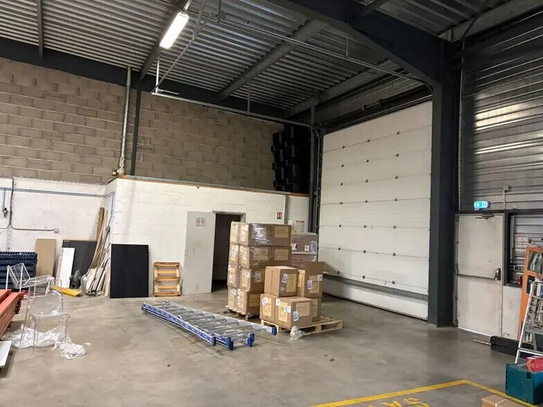 Flex in Saint-Priest for lease - Interior Photo - Image 1 of 5