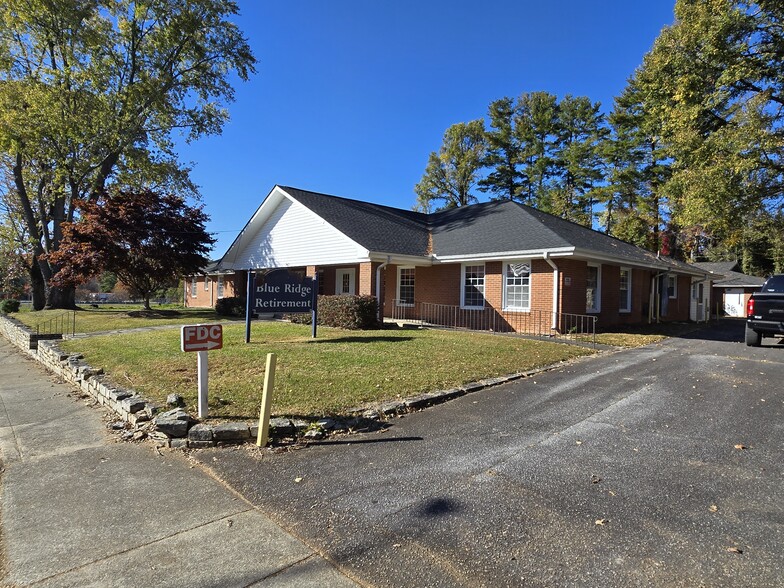 913 9th Ave W, Hendersonville, NC for sale - Primary Photo - Image 1 of 18