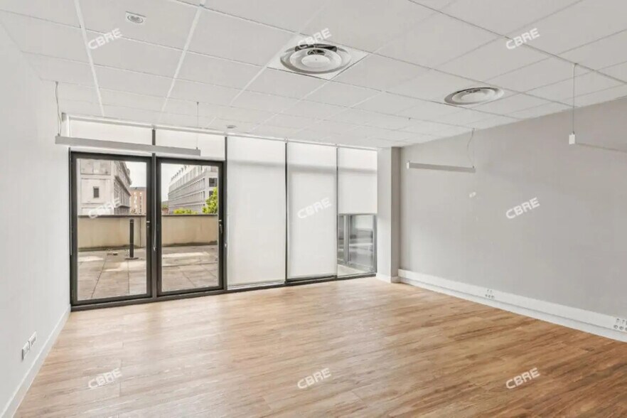 Office in Bordeaux for lease - Building Photo - Image 2 of 15