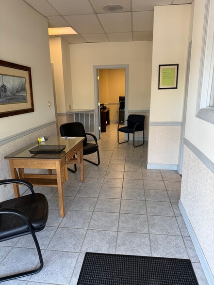 508 N Commerce Ave, Front Royal, VA for sale - Interior Photo - Image 3 of 35