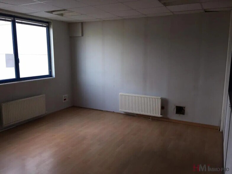 Office in Harfleur for lease - Building Photo - Image 2 of 5