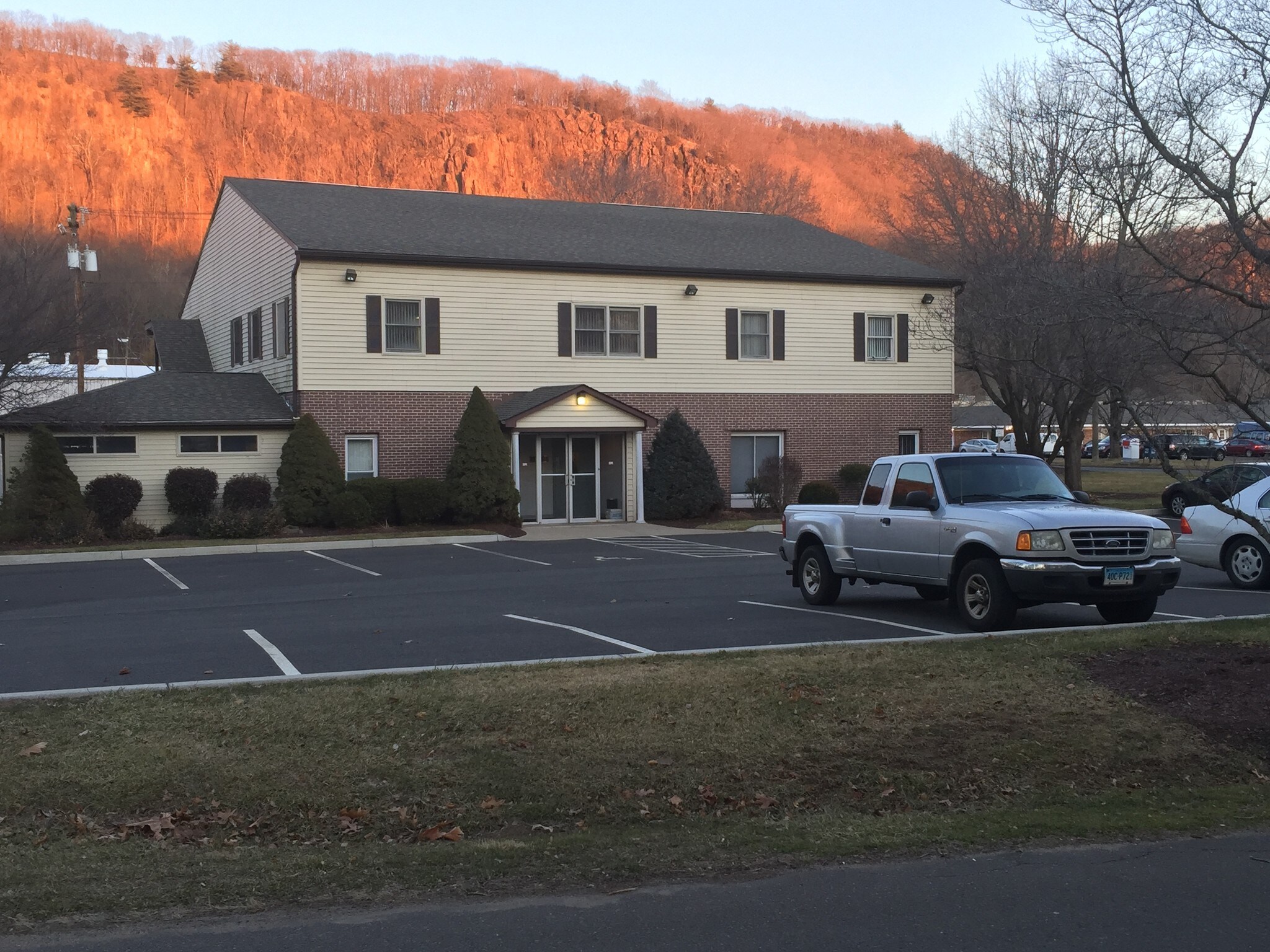 100 Bradley Rd, Woodbridge, CT for sale Primary Photo- Image 1 of 1