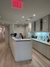 885 Park Ave, New York, NY for lease Lobby- Image 2 of 4