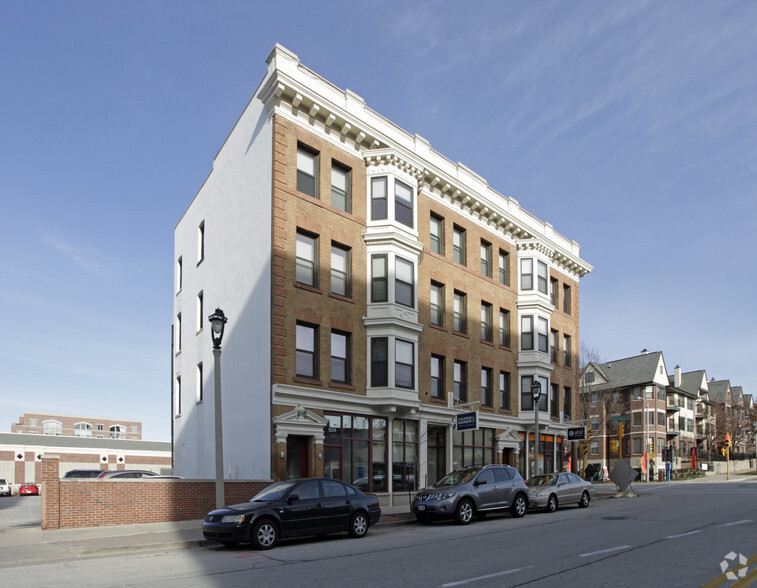 624-632 E Ogden Ave, Milwaukee, WI for lease - Building Photo - Image 1 of 6