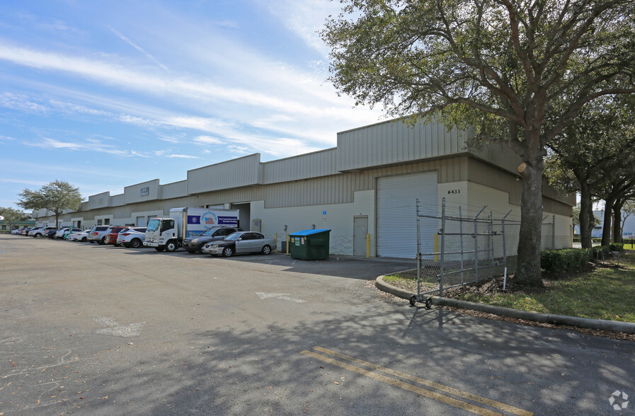 6433 Pinecastle Blvd, Orlando, FL for lease - Primary Photo - Image 1 of 8