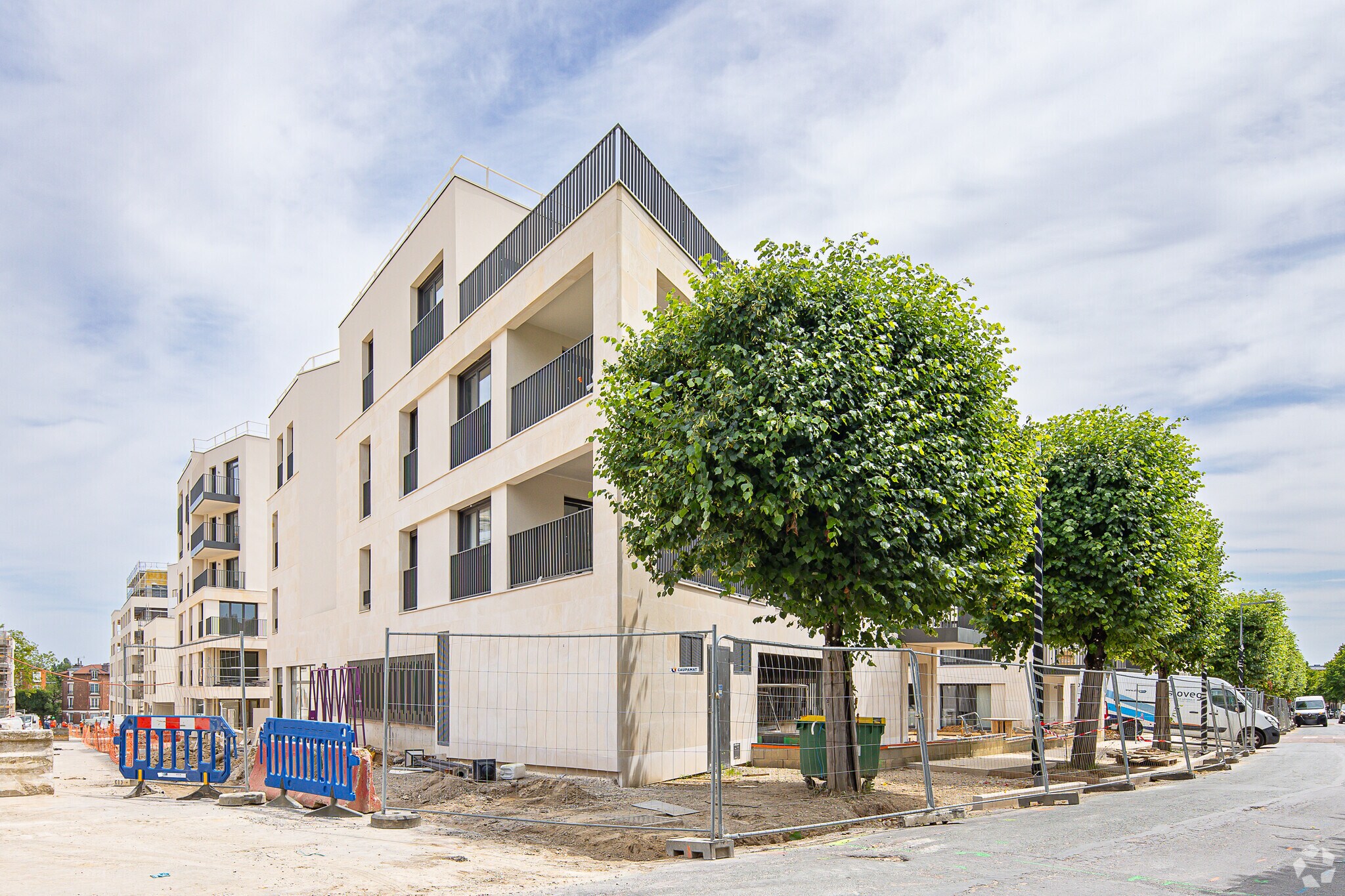 Retail in Antony for lease Primary Photo- Image 1 of 4