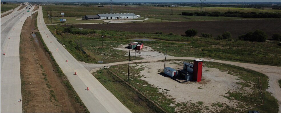 6345 Interstate 35, Valley View, TX for lease - Primary Photo - Image 1 of 8