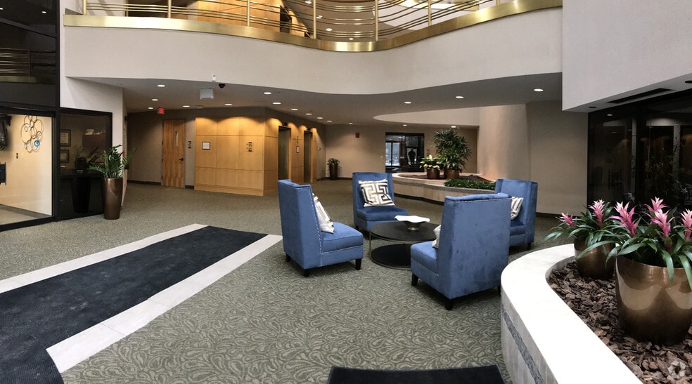 250 Old Wilson Bridge Rd, Worthington, OH for lease - Lobby - Image 2 of 8