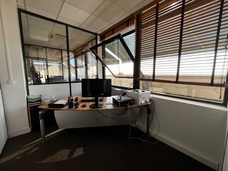 Office in Bordeaux for lease - Building Photo - Image 3 of 10