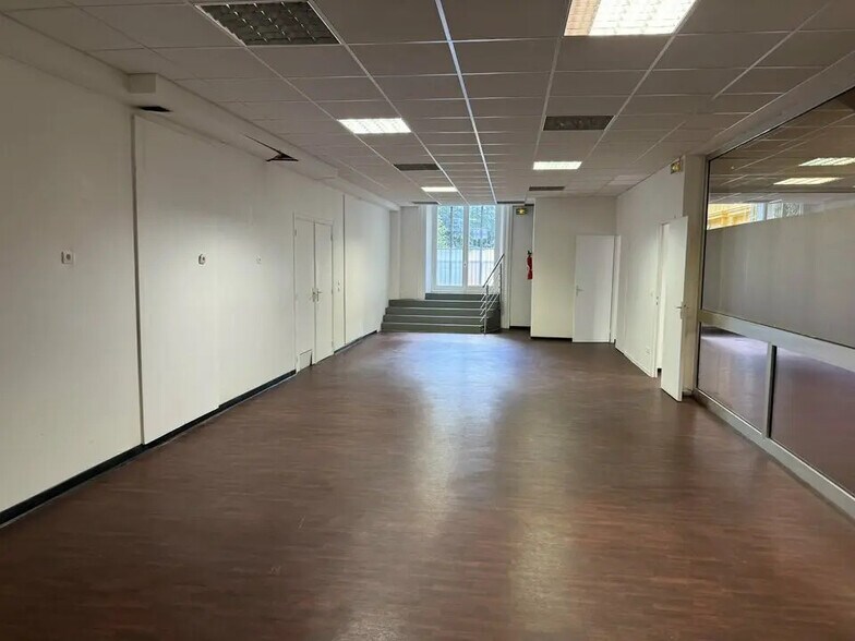 Retail in Nice for lease - Interior Photo - Image 3 of 4