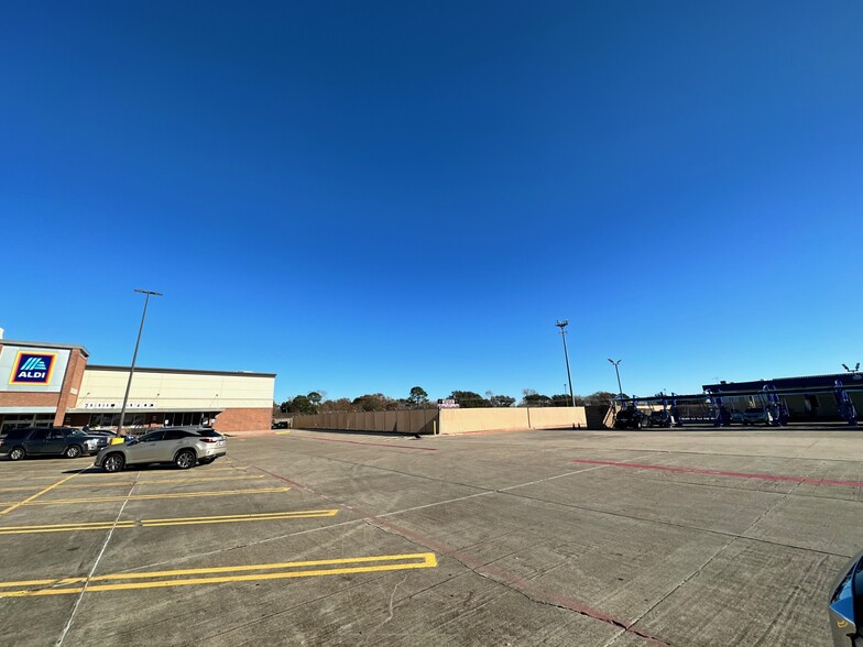 2940 W Parkwood Ave, Friendswood, TX for lease - Building Photo - Image 2 of 4