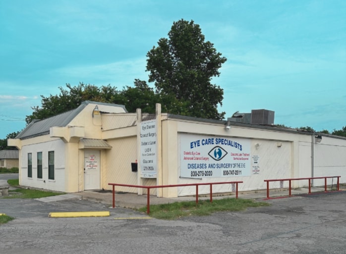 927 E Main St, Uvalde, TX for sale - Building Photo - Image 1 of 4