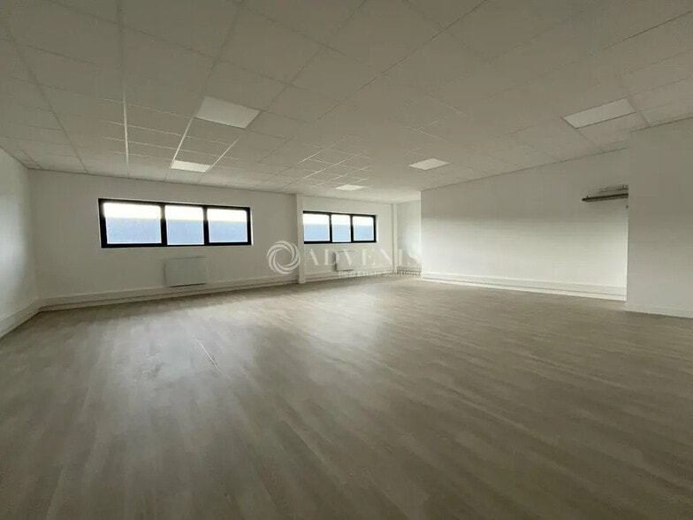 Flex in Lieusaint for lease - Interior Photo - Image 3 of 12