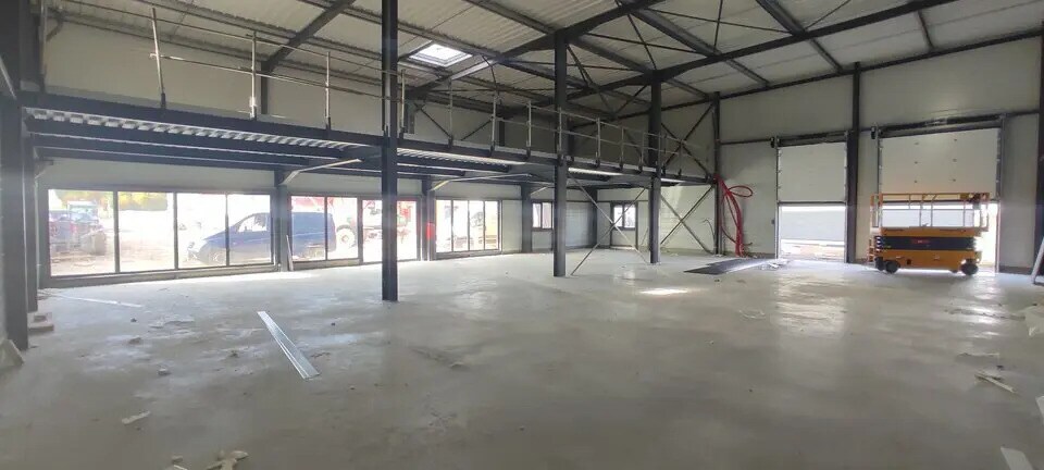 Flex in Grenay for lease - Interior Photo - Image 2 of 24