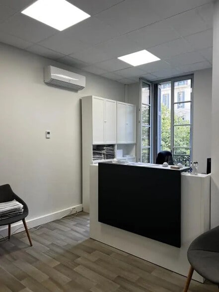 Office in Marseille for lease - Building Photo - Image 3 of 5