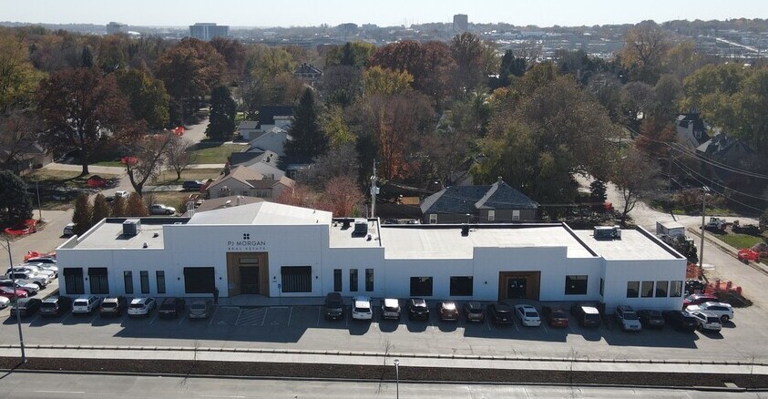 7013 Dodge St, Omaha, NE for sale - Building Photo - Image 1 of 1