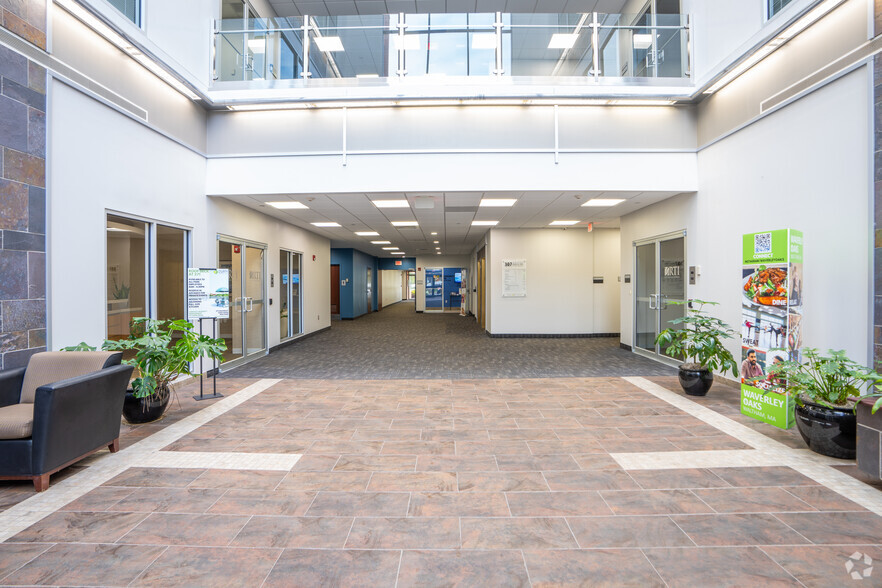 307 Waverley Oaks Rd, Waltham, MA for lease - Lobby - Image 1 of 8