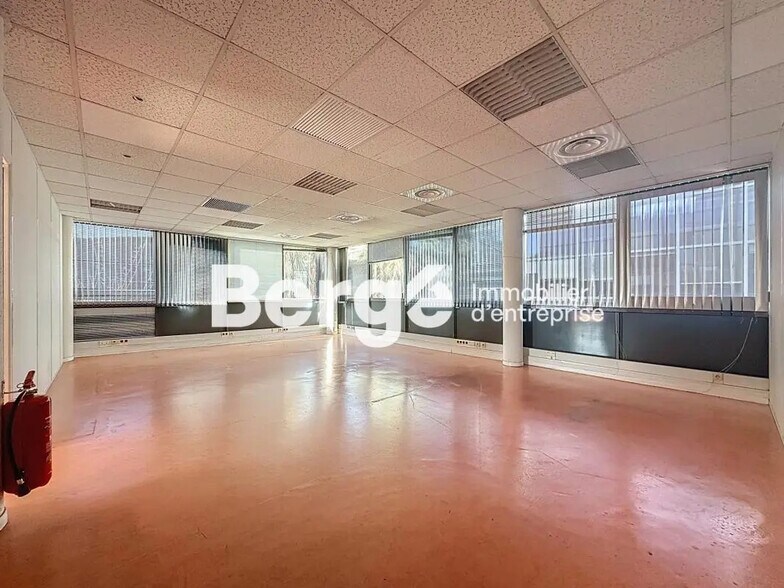 Office in Antibes for lease - Interior Photo - Image 2 of 14