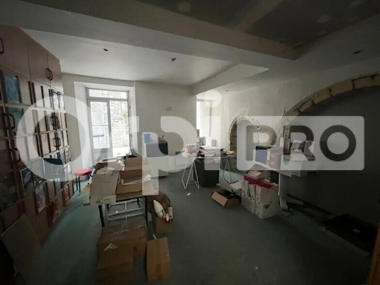 Retail in La Rochelle for lease - Building Photo - Image 2 of 3