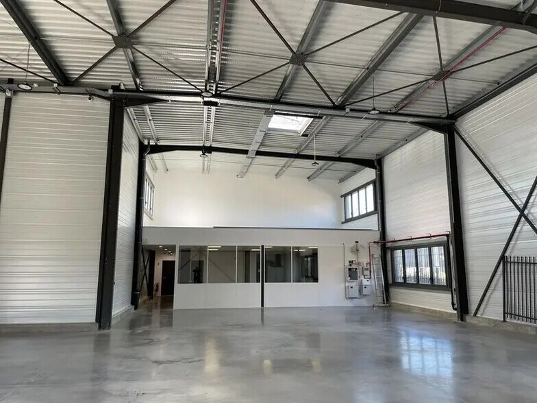 Office in Saint-Priest for lease - Interior Photo - Image 3 of 12