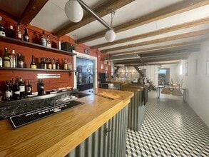 Retail in Barcelona, Barcelona for lease Interior Photo- Image 2 of 11